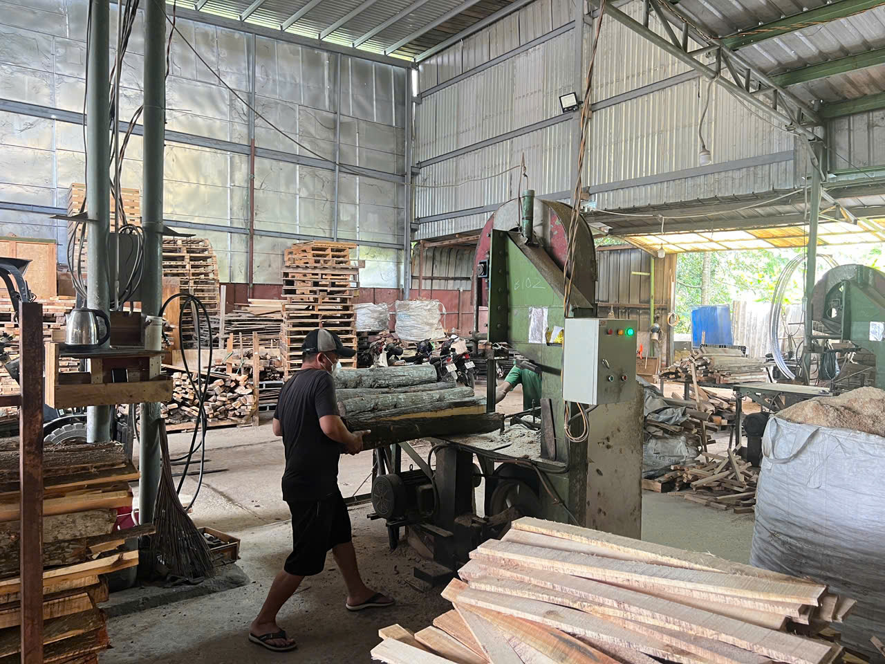 Quy trình tiếp nhận và vận chuyển pallet đến kho khách hàng