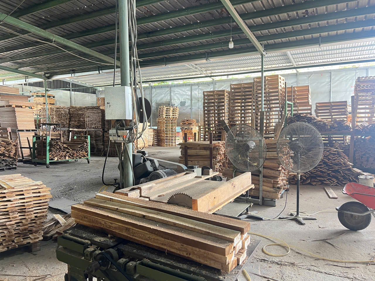 Lợi ích thiết thực khi sử dụng dịch vụ giao pallet tận kho tại Pallet Bến Cát